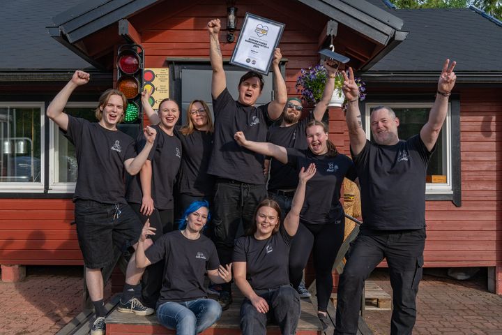 Burger Lovers Finland ja maailman suurin pakasteperunoiden valmistaja McCain etsivät vuoden 2025 parasta hampurilaisravintolaa. Oman suosikin äänestäminen onnistuu 2.–8. kesäkuuta osoitteessa burgerlovers.fi Viime vuonna äänestyksen voitti paitsi rakastetuista smash-burgereistaan, myös jonotusajan kertovasta liikennevalostaan tunnettu Grill Room Hankasalmi.