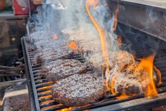 Burger Lovers -ruokafestivaali järjestetään nyt jo viidennen kerran. Nelipäiväiseen ruokatapahtumaan odotetaan jälleen kymmeniä tuhansia kävijöitä nauttimaan Suomen suosituimpien burgeriravintoloiden osaamisesta.