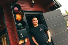 Grill Room työllistää jo yli 24 työntekijää. Perustajan Joni Laitilan mukaan perheyrittäjyys näkyy edelleen vahvasti jokapäiväisessä tekemisessä.