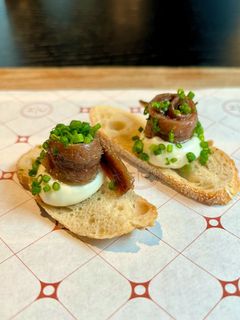 Keittiömestari Matti Romppasen rakkaus espanjalaiseen ruokaan näkyy Hansa Café Brasserien pintxo-menussa – 5–6 pientä annosta täydellisesti oluen tai espanjalaisen viinin seuraksi.