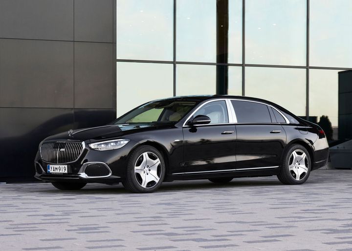 Luksusautojen esikuvaksi kutsuttu Mercedes-Maybach S 580 e edustaa edustusautojen huippuluokkaa. Pidennetyllä akselivälillä varustetussa ladattavassa hybridissä korostuvat matkustusmukavuus, hiljaisuus ja viimeistelty yksityiskohtaisuus. Helsinki Limon uusi Maybach nostaa jo entuudestaan korkeatasoisen palvelun uudelle tasolle ja asettaa Suomen tilausajomarkkinoille kansainvälisen mittapuun First Class -luokassa.