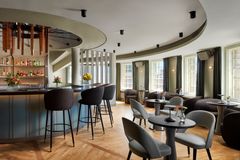 Ensimmäisen toimintavuotensa aikana NH Collection Helsinki Grand Hansa -hotellin tornin kupoliin avattu Kupoli-cocktailbaari on lunastanut paikkansa Suomen cocktail-kartalla. Sekä hotellivieraat että helsinkiläiset ovat ottaneet Kupolin omakseen ja suosio ei ole laskenut uutuudenviehätyksen jälkeen. Kupoliin tullaan uteliaisuudesta, ja palataan yhä uudelleen tunnelman, palvelun ja taidokkaiden juomien vuoksi.