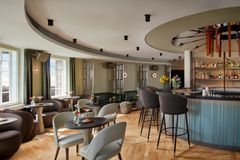 Ensimmäisen toimintavuotensa aikana NH Collection Helsinki Grand Hansa -hotellin tornin kupoliin avattu Kupoli-cocktailbaari on lunastanut paikkansa Suomen cocktail-kartalla. Sekä hotellivieraat että helsinkiläiset ovat ottaneet Kupolin omakseen ja suosio ei ole laskenut uutuudenviehätyksen jälkeen. Kupoliin tullaan uteliaisuudesta, ja palataan yhä uudelleen tunnelman, palvelun ja taidokkaiden juomien vuoksi.