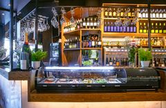 Wine & Tapas Helsinki tarjoaa töiden jälkeen ja iltaisin laadukkaan ja kohtuuhintaisen tavan nauttia jaettavista tapaksista ja viinistä rennossa tunnelmassa.