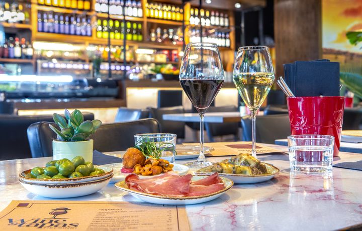 Kampin Narinkkatorin laidalle on avautunut uusi ravintola Wine & Tapas Helsinki. Se tarjoaa töiden jälkeen ja iltaisin laadukkaan ja kohtuuhintaisen tavan nauttia jaettavista tapaksista ja viinistä rennossa tunnelmassa. ”Haluamme tehdä viinin ja ruoan nauttimisesta helposti lähestyttävää. Meille on helppo tulla viettämään treffi-ilta pitkän kaavan mukaan tai poiketa porukalla viinilasilliselle ennen elokuvaa”, kertoo ravintolajohtaja Ryszard Janik.