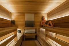 Usva by Terhen Spa ja NH Collection Helsinki Grand Hansa tarjoavat aidon mahdollisuuden sukeltaa syvälle suomalaisen saunakulttuurin ytimeen yhdistäen ikiaikaiset hoitoperinteet ja modernin hyvinvointiajattelun. Hyvinvointikeskus on avoinna myös kaupunkilaisille ja muille vieraille, ei vain hotellin asiakkaille.