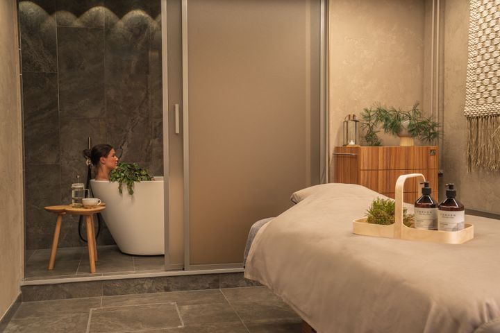 Usva by Terhen Spa ja NH Collection Helsinki Grand Hansa tarjoavat aidon mahdollisuuden sukeltaa syvälle suomalaisen saunakulttuurin ytimeen yhdistäen ikiaikaiset hoitoperinteet ja modernin hyvinvointiajattelun. Hyvinvointikeskus on avoinna myös kaupunkilaisille ja muille vieraille, ei vain hotellin asiakkaille.