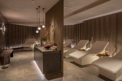 Usva by Terhen Spa ja NH Collection Helsinki Grand Hansa tarjoavat aidon mahdollisuuden sukeltaa syvälle suomalaisen saunakulttuurin ytimeen yhdistäen ikiaikaiset hoitoperinteet ja modernin hyvinvointiajattelun. Hyvinvointikeskus on avoinna myös kaupunkilaisille ja muille vieraille, ei vain hotellin asiakkaille.