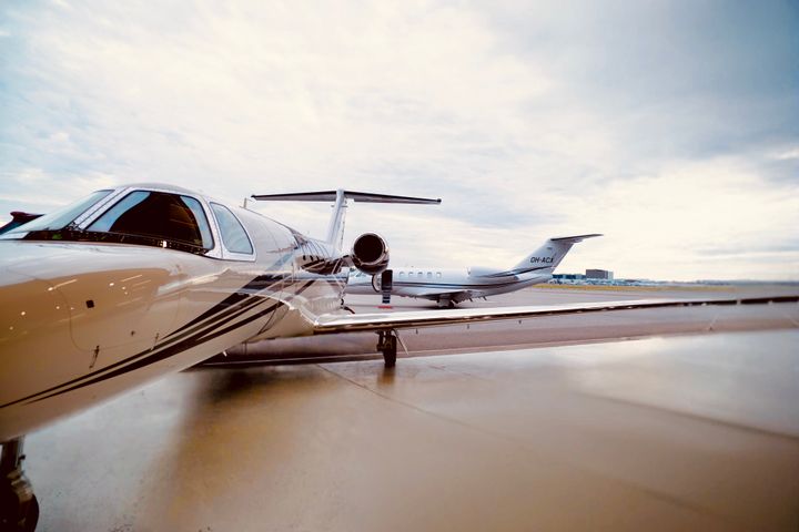 Helsinki Citycopter -palvelustaan tunnettu Aerocom Aviation Oy vahvistaa laivastoaan toisella liikesuihkukoneella. Suorituskykyinen ja kustannustehokas Cessna Citation CJ4 Gen2 on tunnettu luotettavuudestaan. Laivaston laajennus mahdollistaa entistä joustavammat yksityislentopalvelut yritys- ja yksityisasiakkaille. Sillä tuetaan myös yhtiön tavoitetta kehittää Suomesta kansainvälisesti kilpailukykyinen, helposti tavoitettava matkailukohde. Etualalla uusi Cessna Citation CJ4 Gen2. Taustalla Aerocom Aviationin laivastoon viime vuonna tullut Cessna Citation CJ4, jolla on jo lennetty mannertenväliset lennot.
