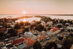 Haapsalun kylpyläkaupungin syksyssä on ainutlaatuista tunnelmaa. Linnamuseoon pääsee jonottamatta, rantapromenadilla voi kävellä rauhassa ja valkoiselta hiekkarannalta voi löytää palan ihan vain itselle.
