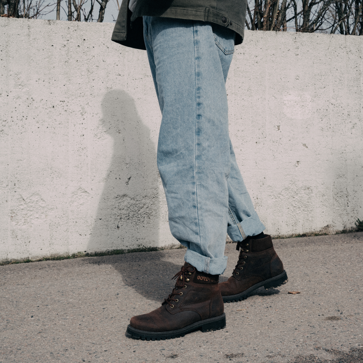 Vedenpitävä Jarno on uusi versio Pomarin ensimmäisestä koskaan valmistamasta miesten GORE-TEX® -kengästä. Kengät kehittävät ajan kuluessa uniikin patinan, jossa jokainen luonnetta lisäävä jälki ja ryppy muodostavat kulkijansa tarinan.