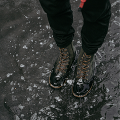 Vedenpitävä, lämmin ja tyylikäs GORE-TEX®-maiharisaapas Eno on suunniteltu pohjoisiin oloihin. Näillä tyylikkäillä nilkkureilla kuljet töihin sateessa, loskassa tai lumimyrkyssä jalat kuivina ja lämpiminä.