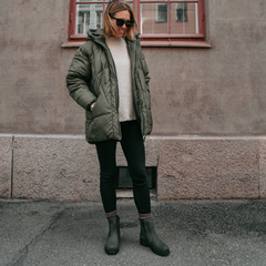 Aava on ajaton nilkkuri, jota voi käyttää ympäri vuoden. Vedenpitävä GORE-TEX®-vuori pitää jalat kuivina.