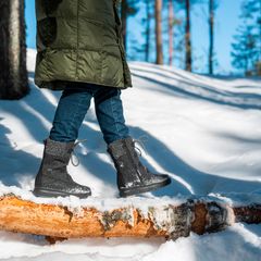 Vedenpitävä GORE-TEX®-huopasaapas Reki tuo lämpöä ja mukavuutta niin lumisille poluille kuin loskaisille teille. Nordic GRIP+-pitopohja tuo varmuutta talvikeleissä liikkumiseen.