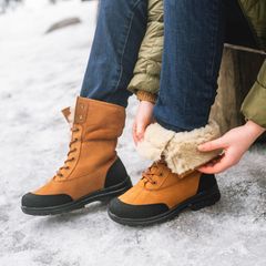 Levi-talvisaappaiden lammasturkisvuori ja GORE-TEX® tarjoavat ylellistä lämpöä ja vedenpitävyyttä. GRIP+-pitopohjat ovat saaneet inspiraationsa talvirenkaista ja tarjoavat pitoa talvisissa olosuhteissa.