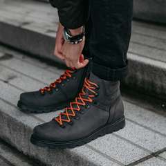 Vedenpitävät Lukki GORE-TEX® -nilkkurit on suunniteltu jokapäiväiseen käyttöön säässä kuin säässä. Kestävyys, pito ja talviominaisuudet ovat olleet tämän kengän suunnittelun kulmakiviä.