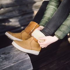 Turkisvuorinen GORE-TEX®-saapas Paljakka on käsityönä valmistettu yhdistelmä pehmeää lammasmokkaa ja paksua, vedenkestävää nupukkia.