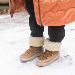Lappi-talvisaappaiden lämmin lammasturkisvuori ja GORE-TEX® pitävät jalat mukavan lämpiminä säällä kuin säällä. Saappaiden varret voi taittaa alas tai pitää suorana kelin mukaan.