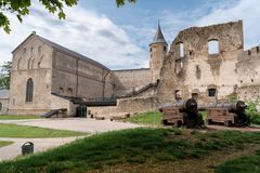 Länsirannikolla sijaitsevan Haapsalun tuomiokirkossa kummitteleva valkea neito on varmasti Viron kuuluisin aave, jolla on jopa oma festivaali.