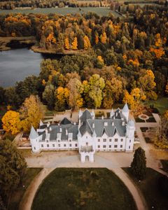 Satumainen Alatskiven linna on restauroitu entiseen loistoonsa, mutta sen monissa pimeissä sopukoissa kerrotaan yhä tapahtuvan selittämättömiä ilmiöitä.