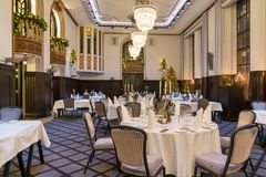 NH Collection Helsinki Grand Hansa kattaa joulun gaalaillallisen Ballroomiin 17. joulukuuta. Kolmen ruokalajin illallinen yhdistelee perinteisiä joulumakuja ja modernia, hienostunutta otetta.