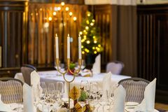 Jouluaattona Hansa Café Bar & Brasserie kutsuu nauttimaan kolmen ruokalajin jouluaaton illallismenusta, joka tekee juhlapäivästä vaivattoman ja unohtumattoman. Menussa kohtaavat suomalaisen joulun rakastetuimmat maut ja moderni fine dining.