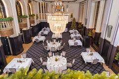 NH Collection Helsinki Grand Hansa kattaa joulun gaalaillallisen Ballroomiin 17. joulukuuta. Kolmen ruokalajin illallinen yhdistelee perinteisiä joulumakuja ja modernia, hienostunutta otetta.