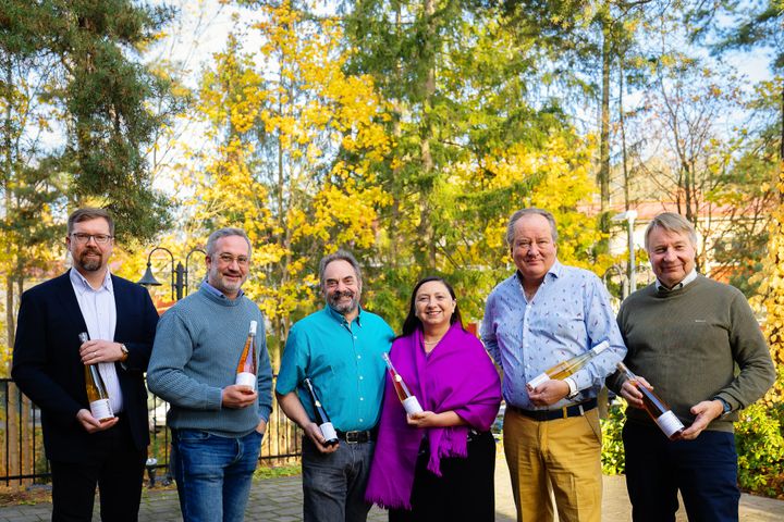 Ainoa Wineryn uuteen hallitukseen kuuluvat talousjohtamisen ammattilainen Antti Ojala (vas.), sommelier-ravintoloitsija Samuil Angelov, viinitalon perustajat David Cohen ja Paola Guerrero de Cohen, alkoholialan konkari Erkka Schönberg ja Aalto-yliopiston kunniatohtori Tuomas Tenkanen.