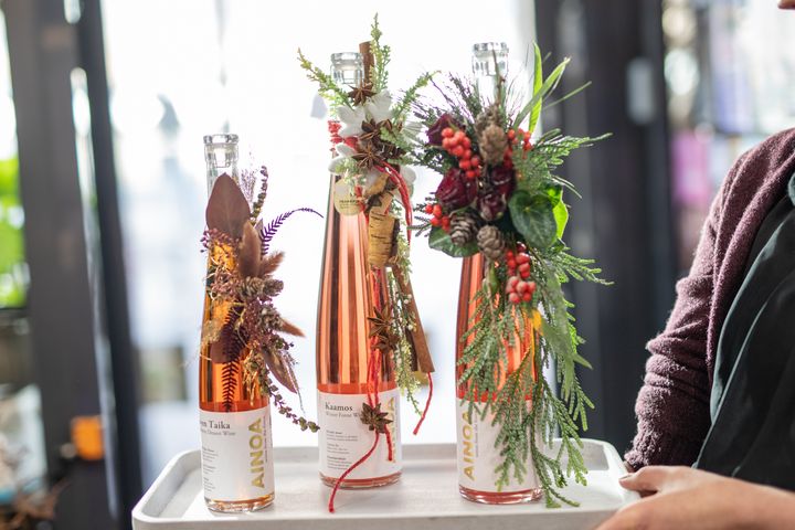 Ainoa Wineryn valikoimasta löytyy suosikit suomalaiseen joulupöytään aina alkuglögeistä juustopöytään. Tyylikkäisiin lasipulloihin pakatut skandinaavista eleettömyyttä huokuvat juomat sopivat myös lahjaksi. Tyylikkäät koristeet pulloihin on tehnyt Tiina Pakkanen / Kukkakauppa Neilikka.