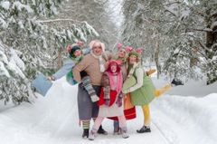 Pärnun lähellä sijaitseva Lottemaan joulu on avoinna 4.1. asti. Kun hämärä laskeutuu, Keksijäkylä muuttuu talven ihmemaaksi: polut ja talot loistavat jouluvaloissa, ja reipas koiratyttö Lotte ystävineen esittää uuden lämminhenkisen pääesityksen sekä useita, pieniä näytelmiä eri puolilla kylää.