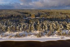 Viron luonto- ja hyvinvointimatkailun tarjonta vahvistuu entisestään. Vuonna 2026 Peipsi-järven rannalle avautuva Kurro edustaa uutta sukupolvea, jossa rauhallinen luonto, elämyksellisyys ja hyvinvointi yhdistyvät helposti saavutettavaksi kokonaisuudeksi.