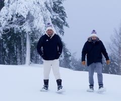Wes Brown ja Jere Virtanen tutustumassa Vuokattiin joulukuussa 2025.