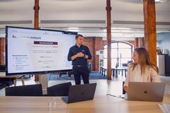 The Sataman asiantuntijat havainnollistavat asiakkaalle, miten kysynnän analyysi ja sisältötyö käännetään mitattavaksi asiakasliikenteen kasvuksi.