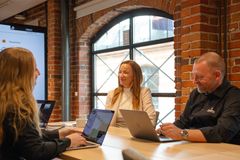 The Sataman tiimi esittelee asiakkaalle tuloksia