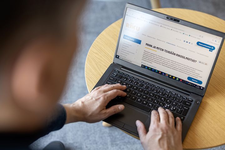 Henkilön olan yli kuvattu tietokoneen ruutu