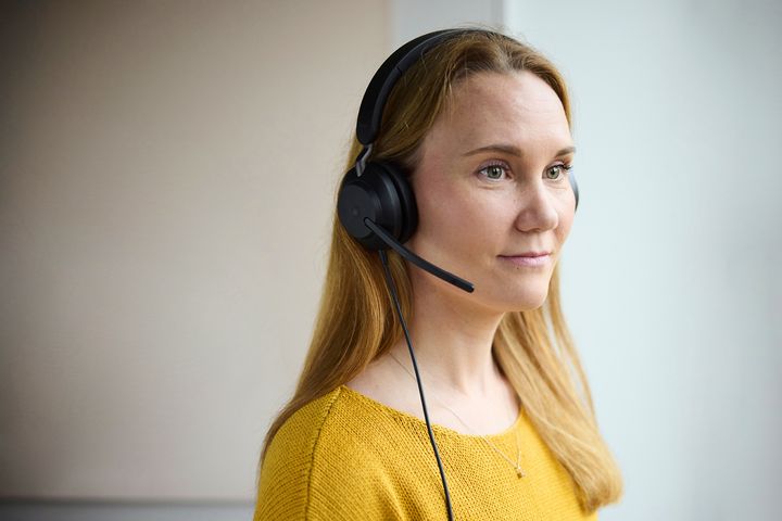 Nainen langaton kuulokemikrofoniyhdistelmä päässään
