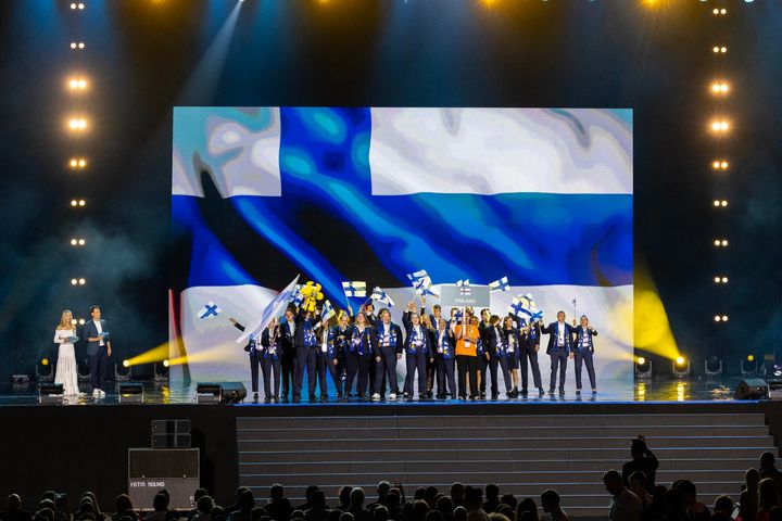 Suomen ammattitaitomaajoukkue EuroSkills Gdansk 2023 -kilpailun avajaisissa. Kuva: Laura Luomalehto / Skills Finland