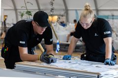 Hermanni Huuskonen (Savon ammattiopisto) ja Wilhelmiina Saarijärvi (SASKY koulutuskuntayhtymä), hopeaa parilajissa Landscape Gardening. Kuva: Laura Luomalehto / Skills Finland