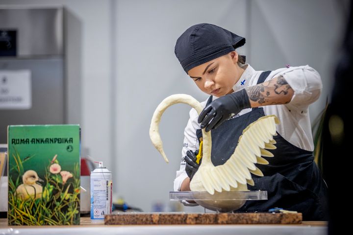 Erika Ukkonen treenaamassa EuroSkills-kilpailuun. Kuva Roni Lehti / Skills Finland.
