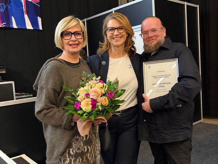 Amispäiväkirjojen saaman palkinnon vastaanottivat Nouhau Productionin vastaava tuottaja Kristiina Rintala-Levonen ja ohjaaja-käsikirjoittaja Lari Seppälä. Sarjan syntyyn vahvasti osallistuneet Skills Finlandin toiminnanjohtaja Maria Ekroth onnitteli voitosta. Kuva: Skills Finland.