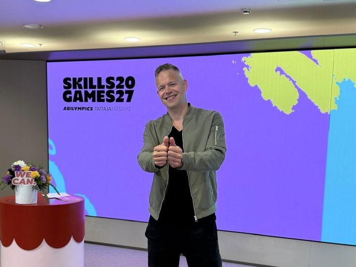 Skills Games -kisabiisin esittää Signmark. Together-viittoma on kaikkien osallistujien yhteinen tervehdys. Kuva: Roosa-Maria Jylhä / Skills Finland.