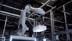 Liedon logistiikkakeskuksen työntekijät ovat ottaneet Reima-lajittelurobotin hyvin mukaan tekemiseen ja perehdyttäneet sitä antamalla aktiivisesti palautetta.