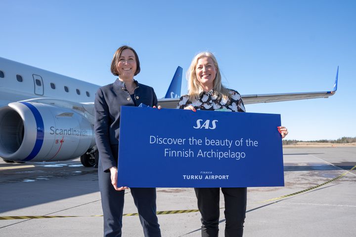 CEO Kristiina Kukkohovi (oikealla) ja Head of Airline Relations & Connectivity Carol Aren Visit Turku Archipelagosta odotettujen SASin Kööpenhaminaan suuntautuvien reittilentojen avajaisissa Turun lentokentällä huhtikuun alussa.