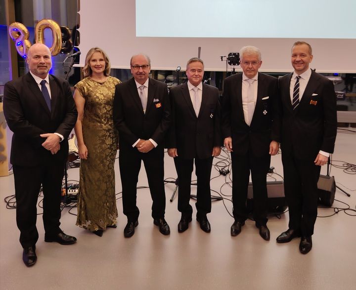 Kauppakamariosasto palkitsi juhlassaan ansioistaan Juha-Pekka Niemisen, Lasse Vainion ja Mauri Kontun. Kuvassa myös Uudenkaupungin kauppakamariosaston puheenjohtaja Rami Tähtinen (vasemmalla), osaston asiamies Elina Siivonen sekä ansiomerkit jakanut Juho Romakkaniemi (oikealla).