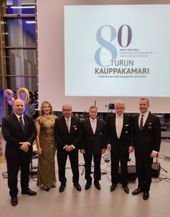 Kauppakamariosasto palkitsi juhlassaan ansioistaan Juha-Pekka Niemisen, Lasse Vainion ja Mauri Kontun. Kuvassa myös Uudenkaupungin kauppakamariosaston puheenjohtaja Rami Tähtinen (vasemmalla), osaston asiamies Elina Siivonen sekä ansiomerkit jakanut Juho Romakkaniemi (oikealla).