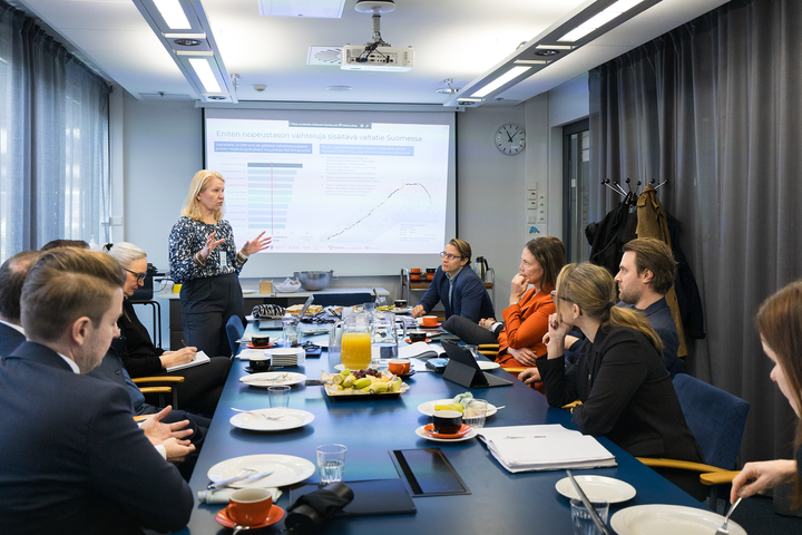 Liikenne- ja viestintäministeri Lulu Ranne vierailulla Hyvinkäällä 7.4.2025 kuulemassa valtatie 25-kehittämishankkeesta.