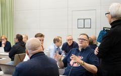 Puolustuksen ja yhteiskunnan varautumisen valiokunta kokoontui ensimmäisen kerran 14.1.2026. Kuvassa valiokunnan puheenjohtaja Miika Lundin.