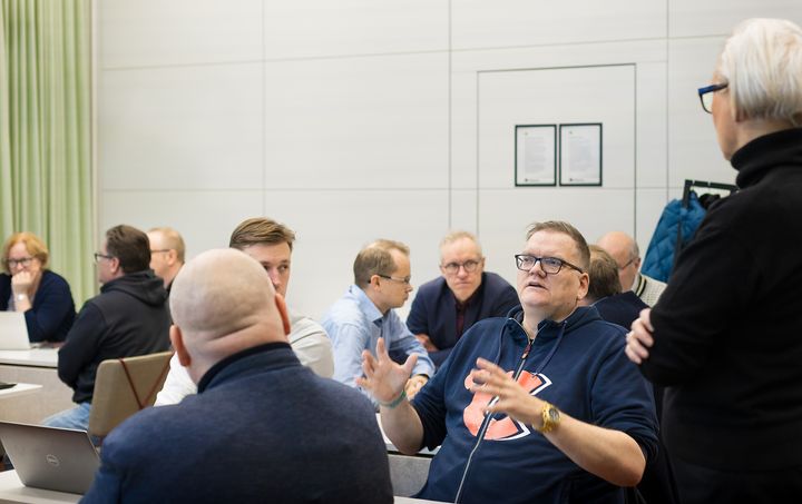 Puolustuksen ja yhteiskunnan varautumisen valiokunta kokoontui ensimmäisen kerran 14.1.2026. Kuvassa valiokunnan puheenjohtaja Miika Lundin.