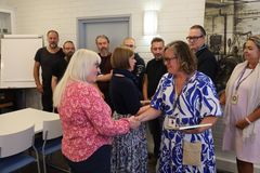 Lounais-Hämeen koulutuskuntayhtymälle luovutettiin 13.8.2025 Hyväksytty työelämäauditoitu (HTA) -sertifikaatti osoituksena oppilaitoksen halusta kehittää ja tehdä tiiviimpää sekä systemaattisempaa yhteistyötä alueen yritysten kanssa. (Kuva: Roope Lappalainen, LHKK)