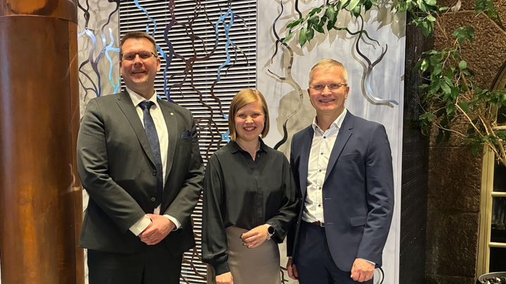 Kuvassa vasemmalta DA-Groupin hallituksen puheenjohtaja Sami Kotiniemi, Hämeen kauppakamarin toimitusjohtaja Anne Vanhala ja Osuuskauppa Hämeenmaan toimitusjohtaja Olli Vormisto. (Kuva: Tiina Halmeenmaa)